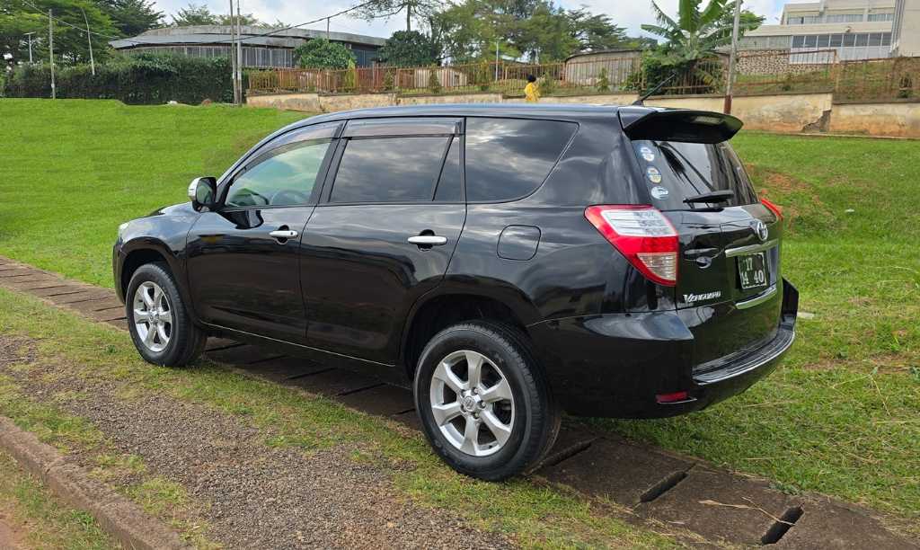 A picture of  7 Places 2010 Toyota VANGUARD Automatique avec 4WD. YAOUNDE.