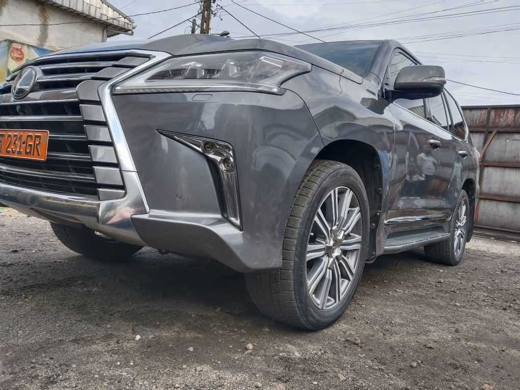 A picture of Lexus LX 570