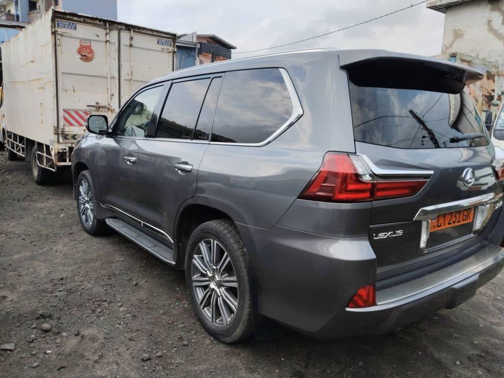 A picture of Lexus LX 570