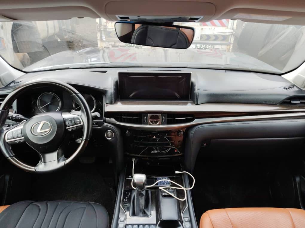 A picture of Lexus LX 570