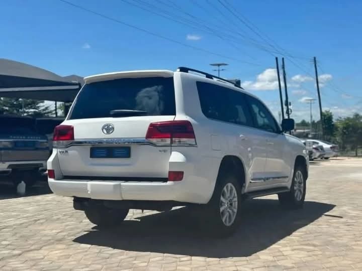 A picture of 2017 land cruiser VXR