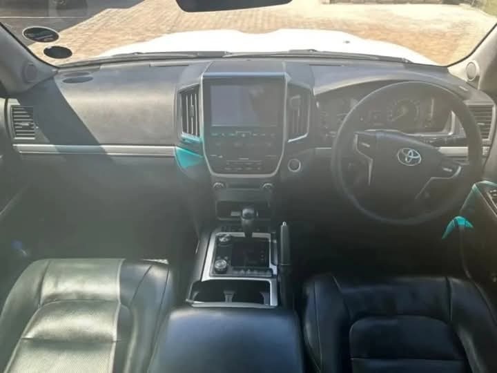 A picture of 2017 land cruiser VXR