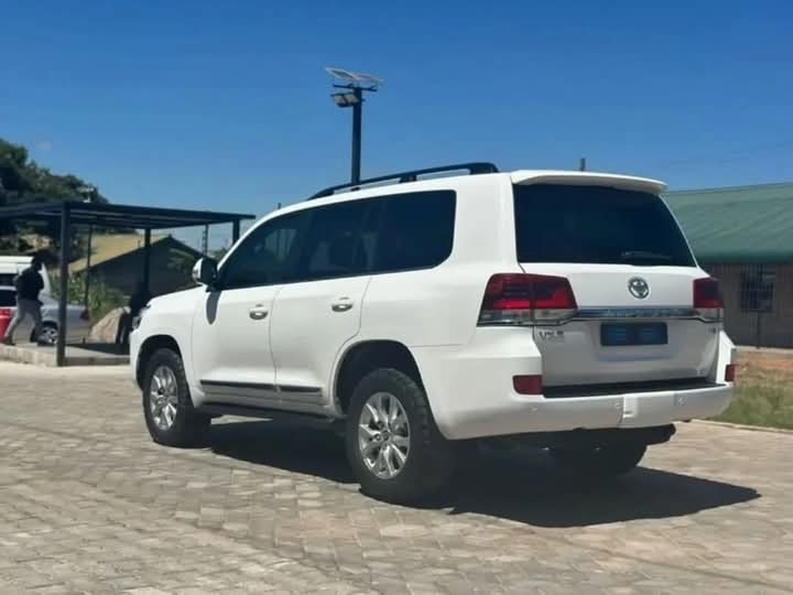 A picture of 2017 land cruiser VXR