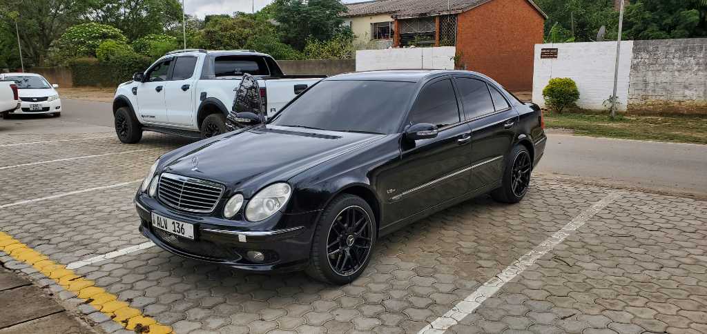 A picture of Mercedes Benz W211 E500 