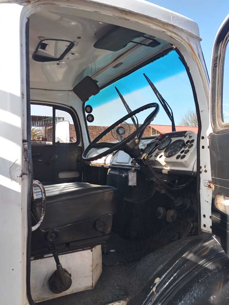 A picture of 1988 Mercedes Benz 1113 Truck drop side