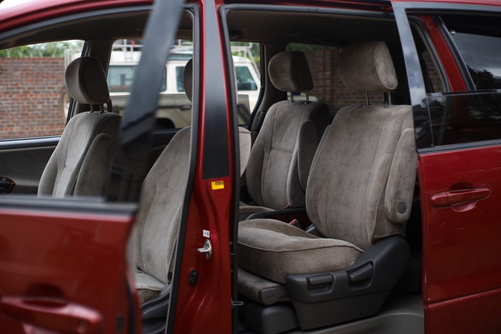 A picture of Toyota estima 2002