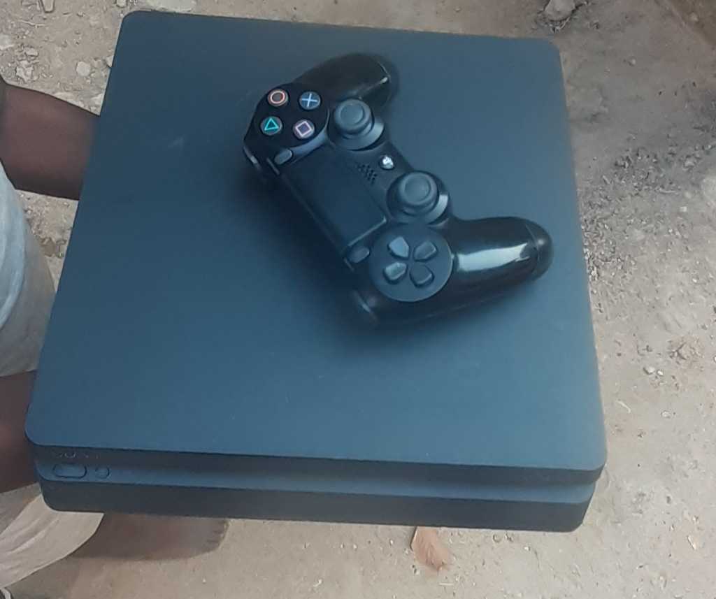 A picture of Ps4 slim