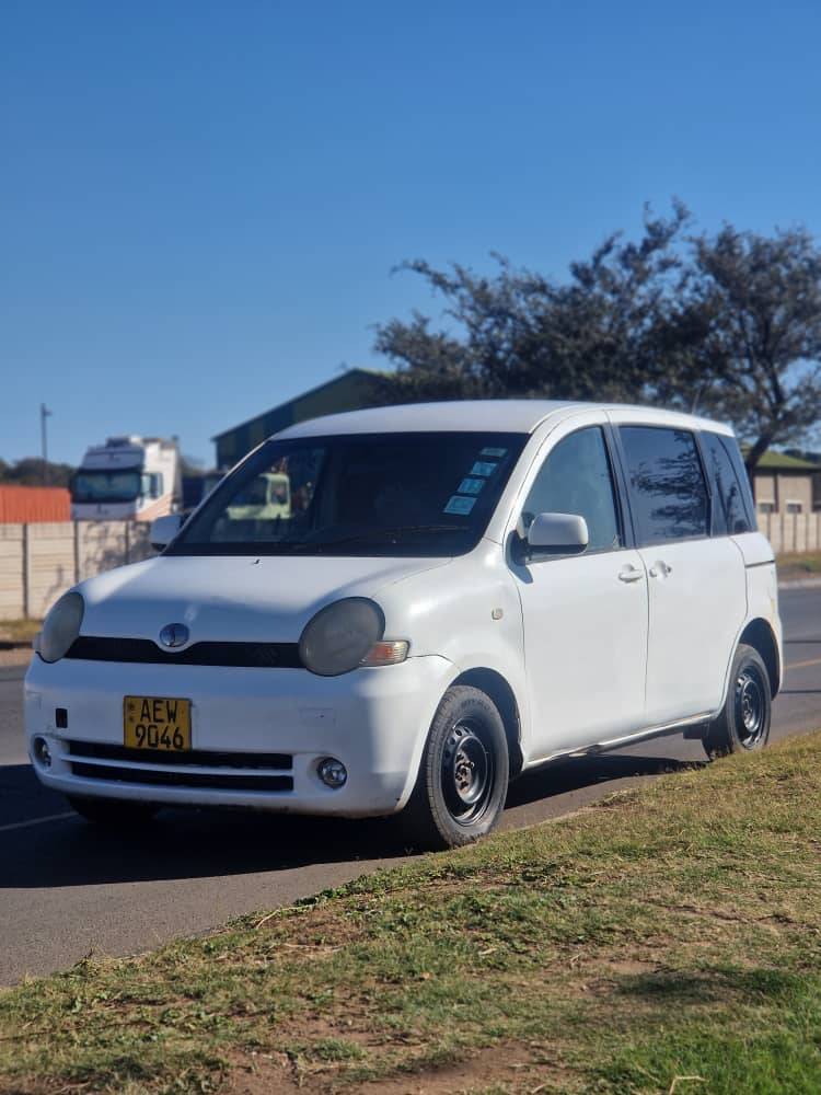 A picture of Toyota Sienta