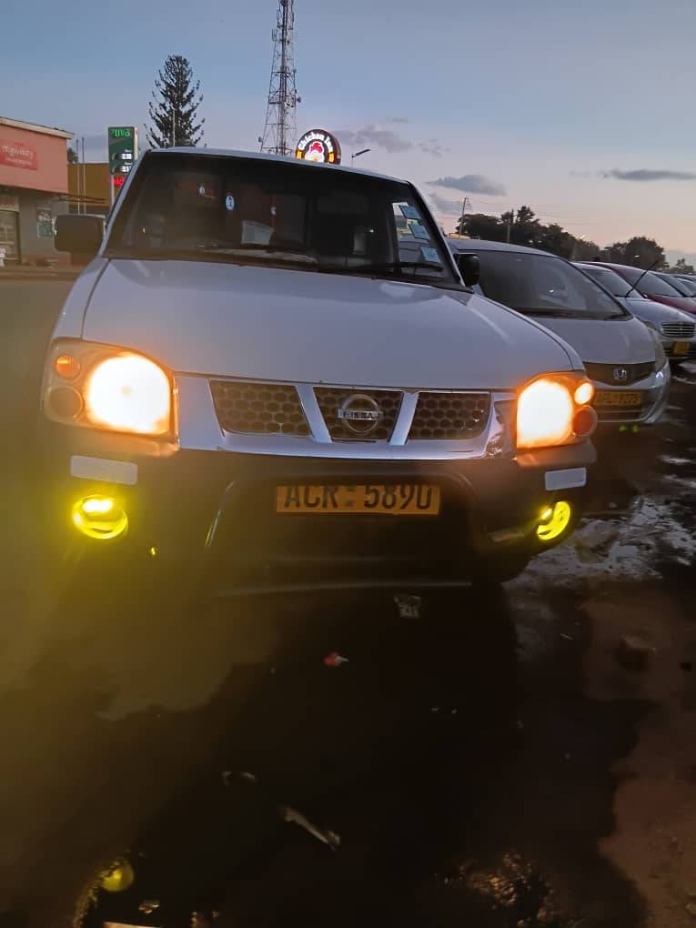 A picture of NISSAN NP300