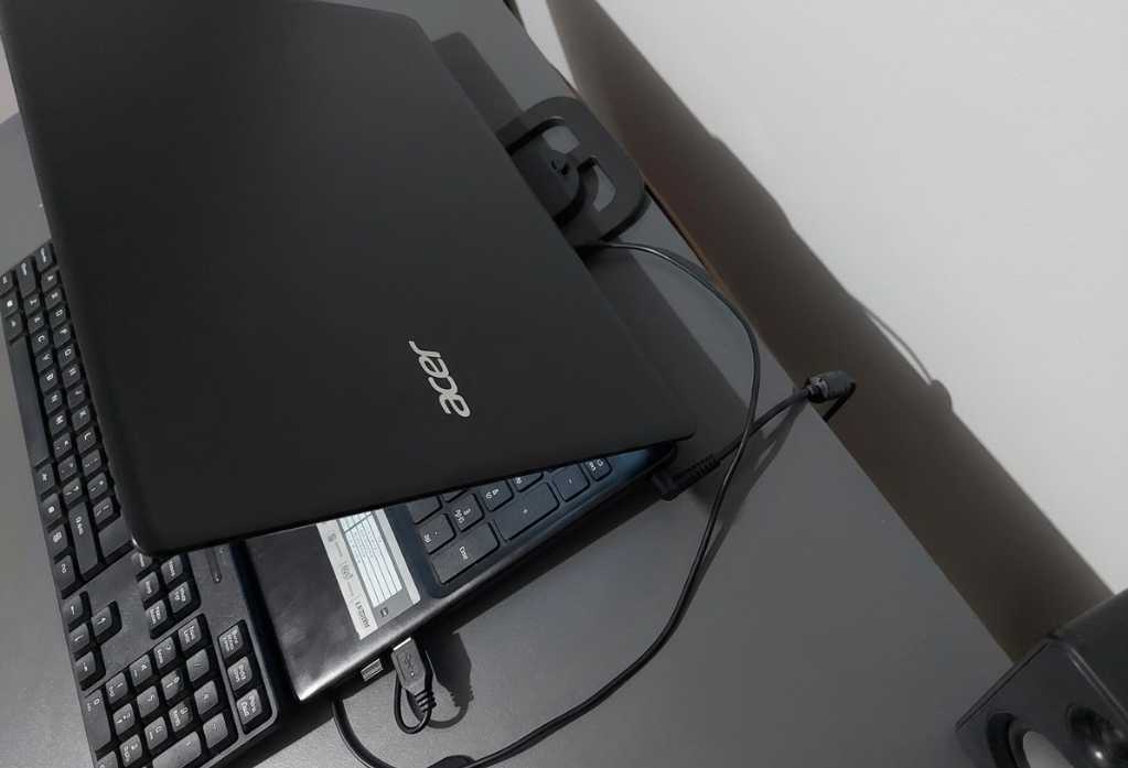 A picture of Acer aspire windows pc
