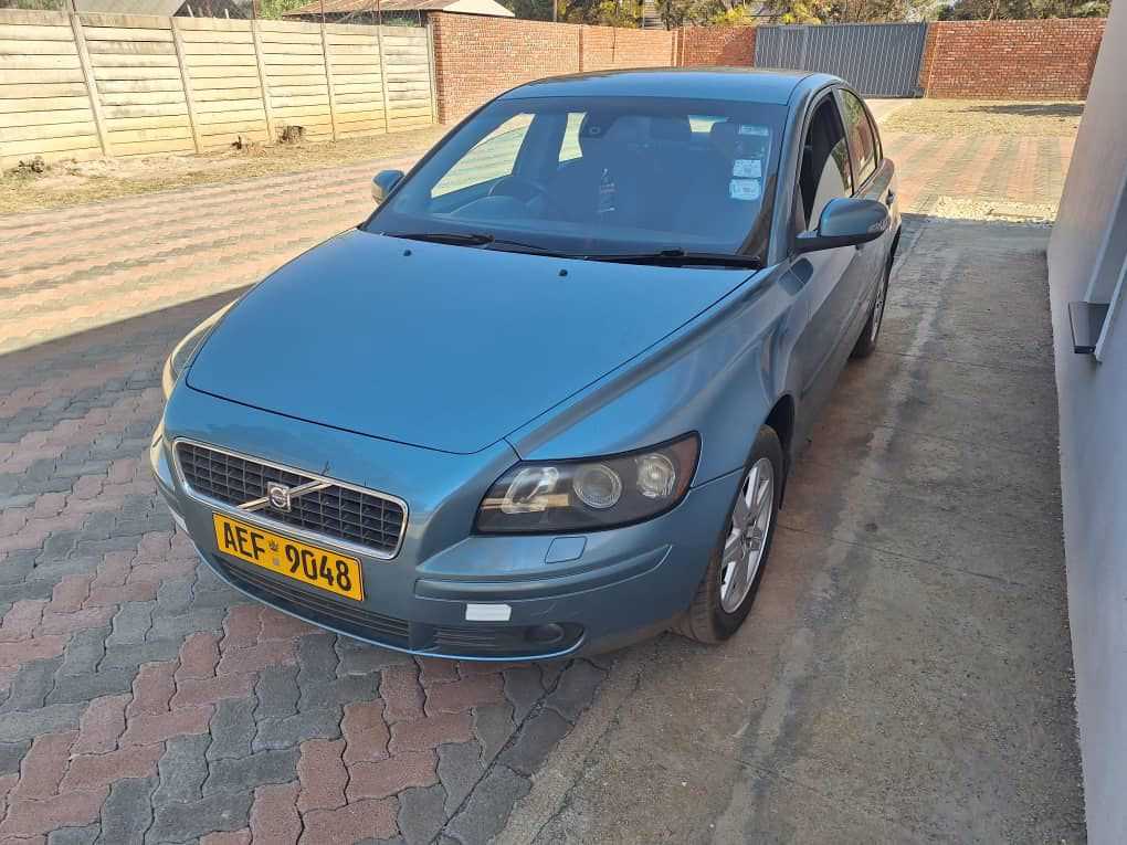 Volvo S40 manual 1.6 liter engine capacity.lady driven very clean 