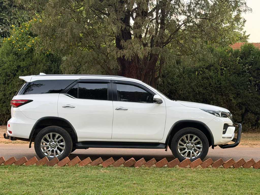 A picture of Toyota fortuner VX
