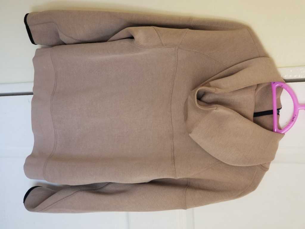 A picture of Nike tech fleece windrunner