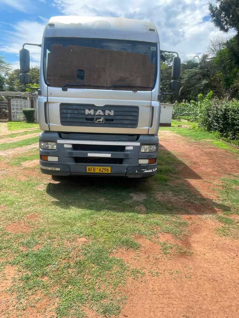 A picture of Man 18 tonne truck