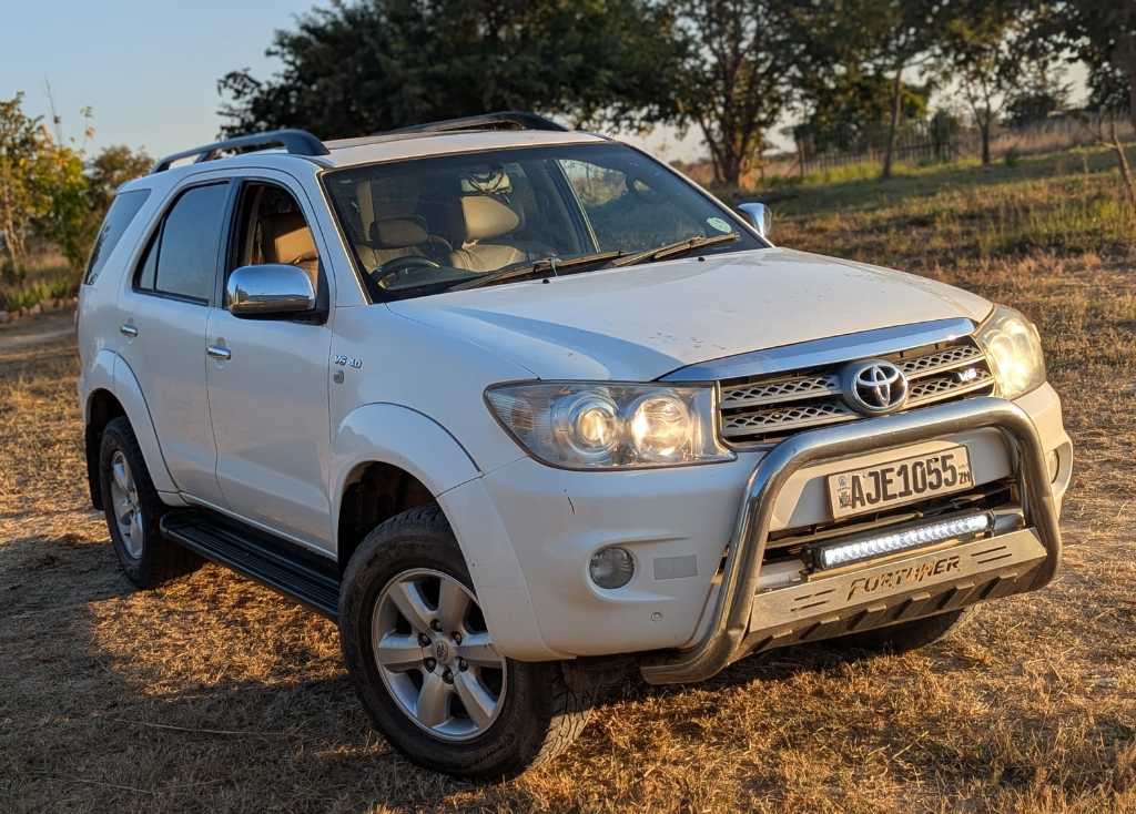 A picture of Toyota Fortuner 4 0 liter V6 2010 Automatic