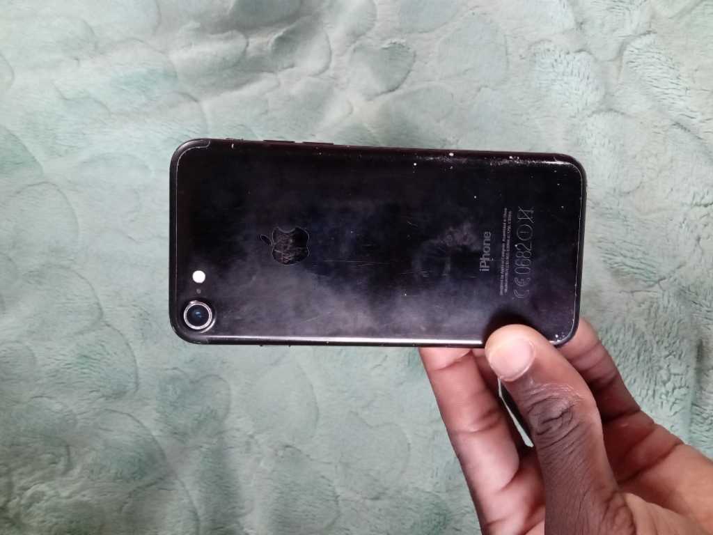 A picture of iPhone 7 128gig iTel A18