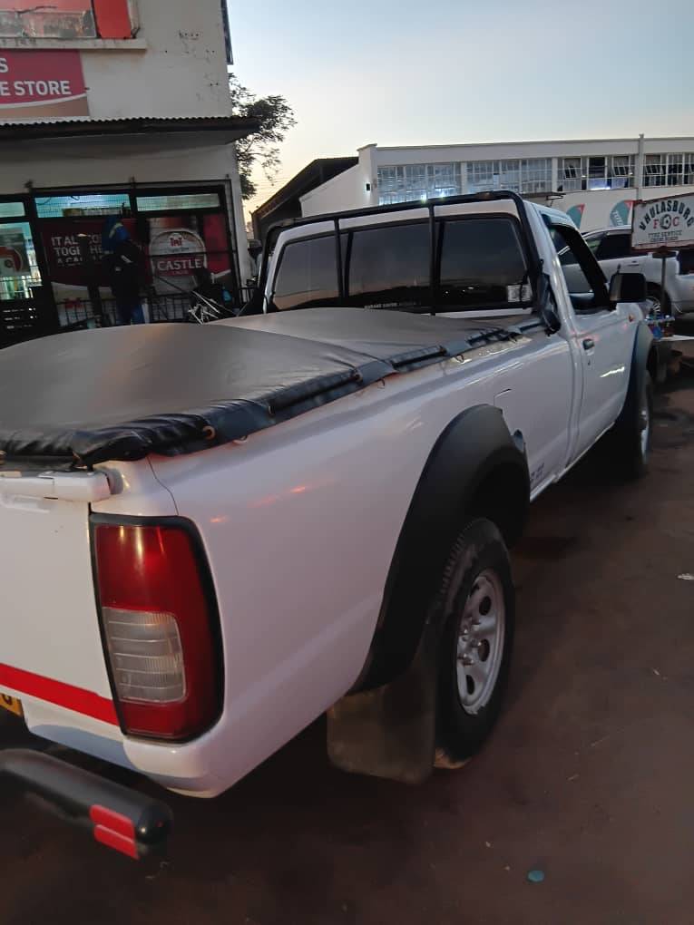 A picture of NISSAN NP300