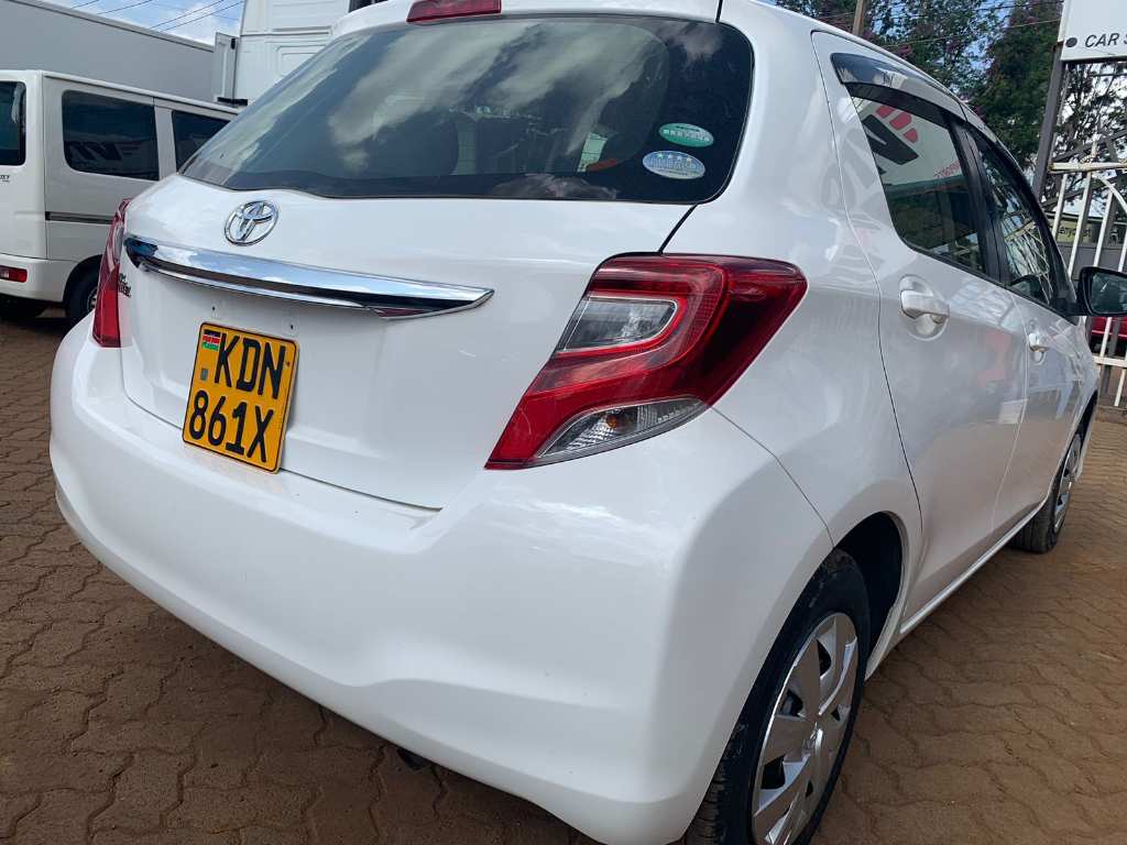 A picture of Toyota vitz at just 1050k