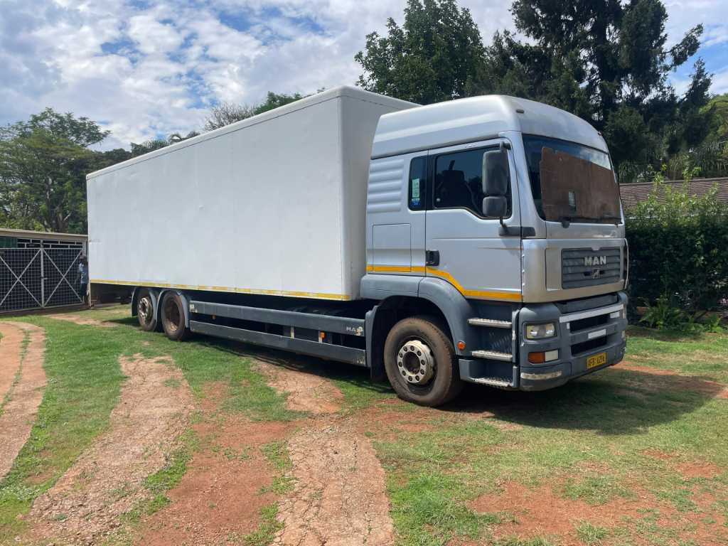 A picture of Man 18 tonne truck