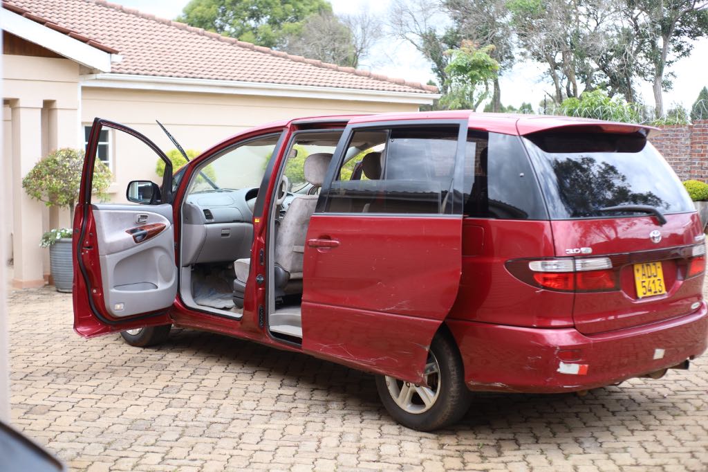 A picture of Toyota estima 2002