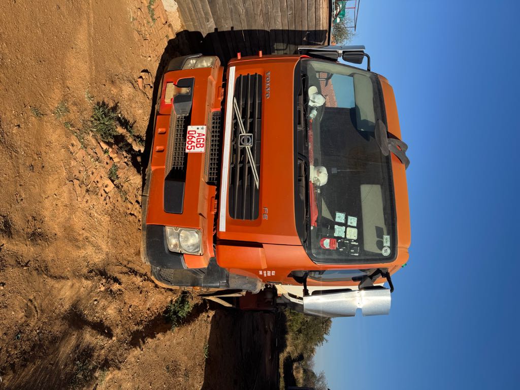 A picture of Volvo water tanker 20000L