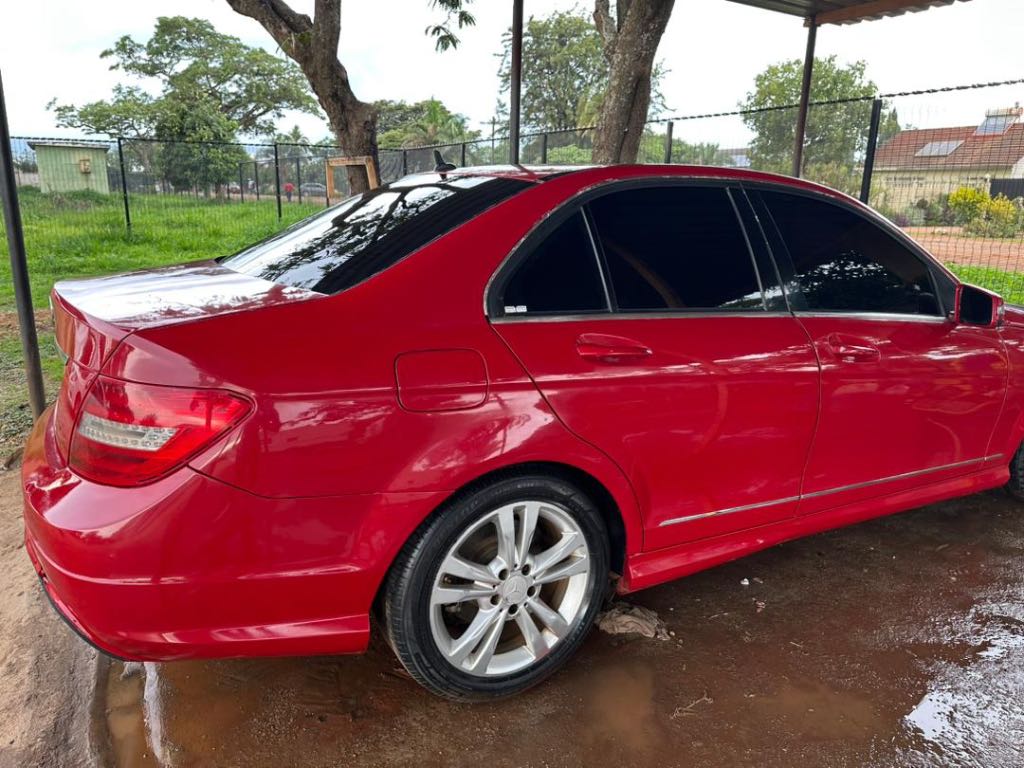 A picture of For sale is a Mercedes Benz C200 271 engine neat