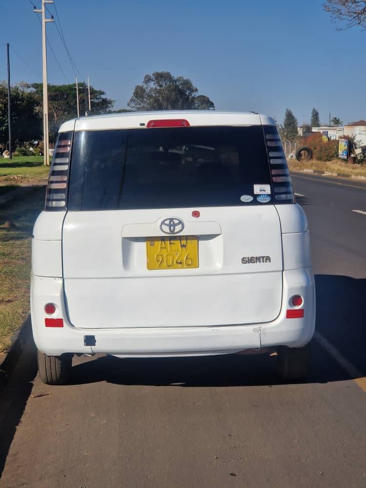 A picture of Toyota Sienta