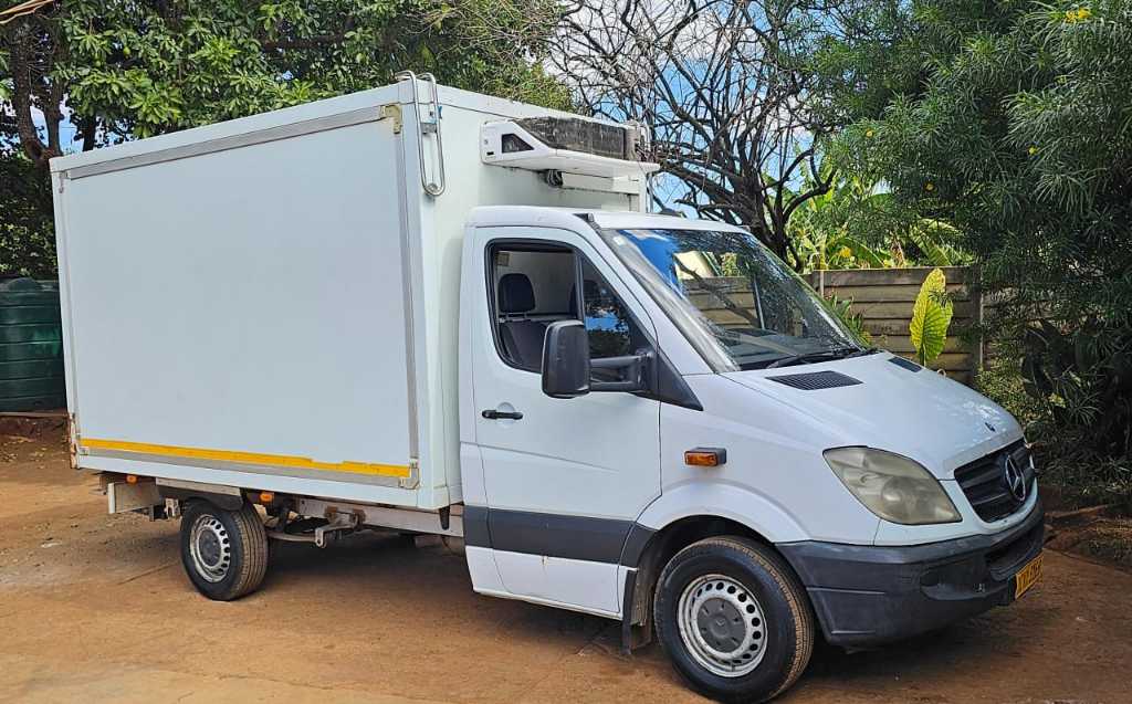 A picture of Refrigerated 3ton Mercedes sprinter diesel automatic 1997 for sale hire