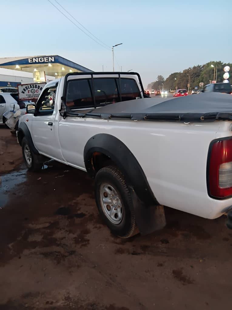 A picture of NISSAN NP300