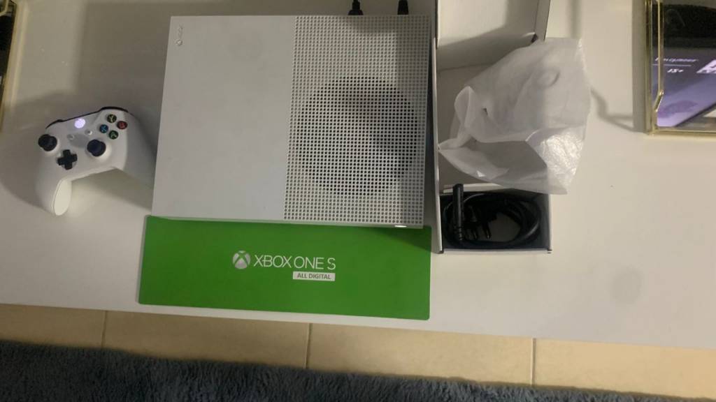 A picture of Xbox one S Digital 1TB in box