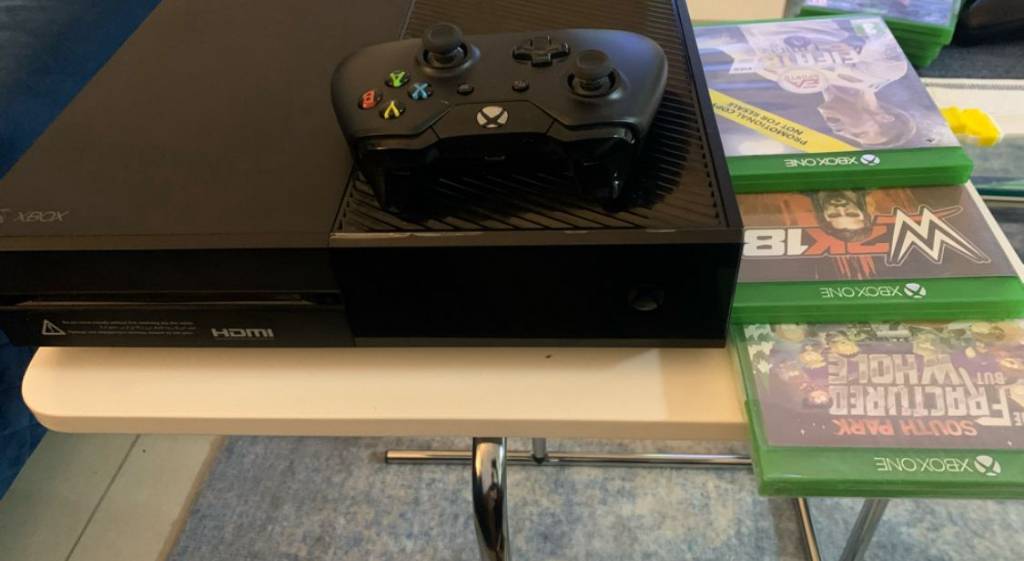 A picture of Xbox one 500 GB