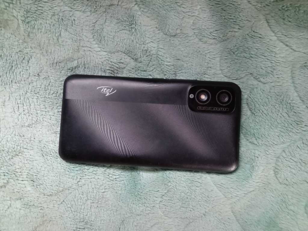 A picture of iPhone 7 128gig iTel A18