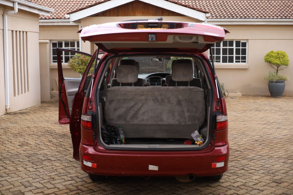 A picture of Toyota estima 2002