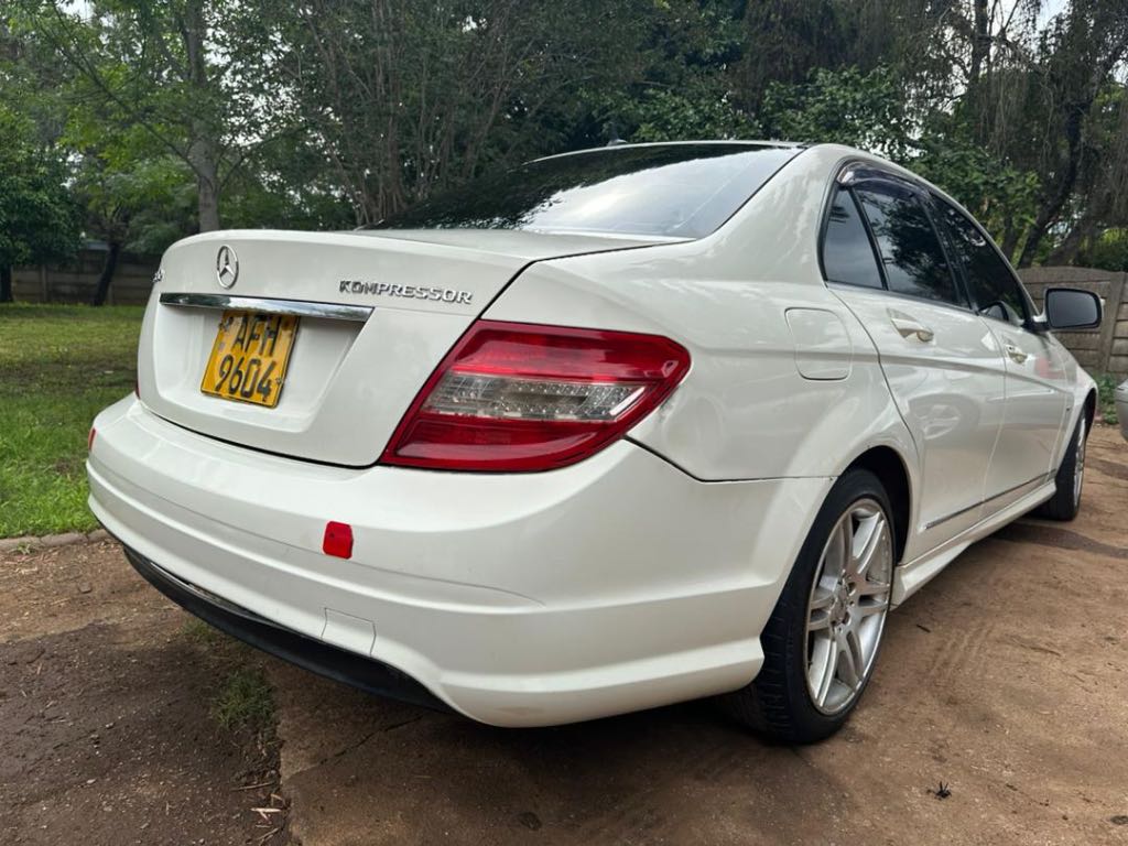 A picture of For sale is a Mercedes Benz C200 271 engine neat