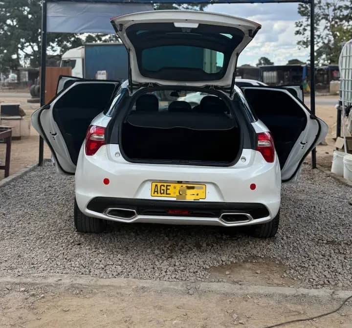 A picture of Citro n DS5 Hatchback 