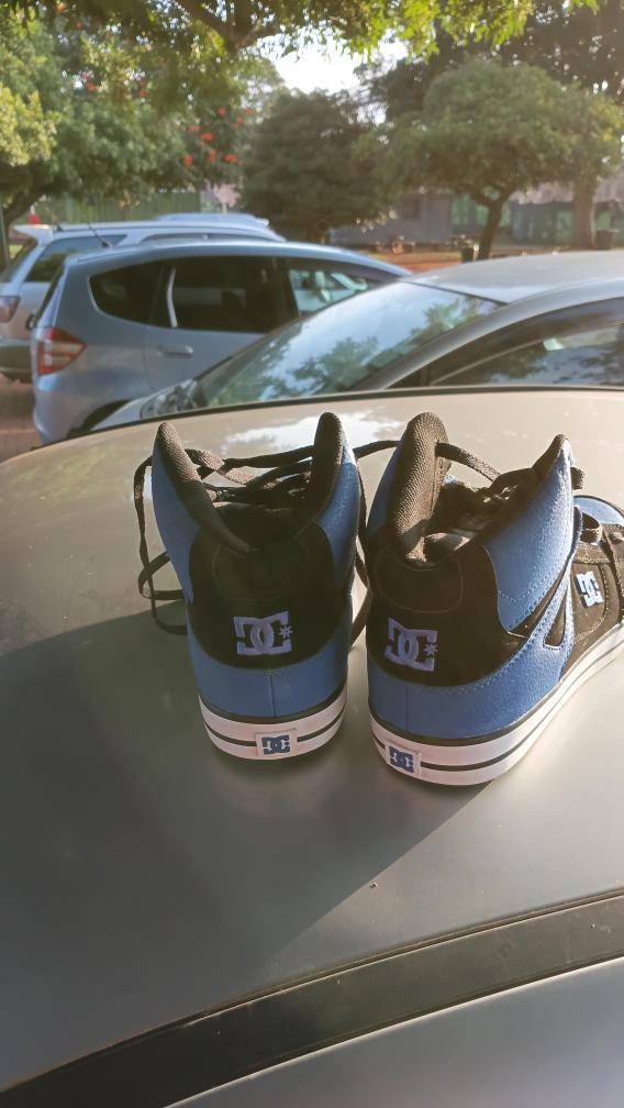 A picture of DC High top Skateboarding Sneakers