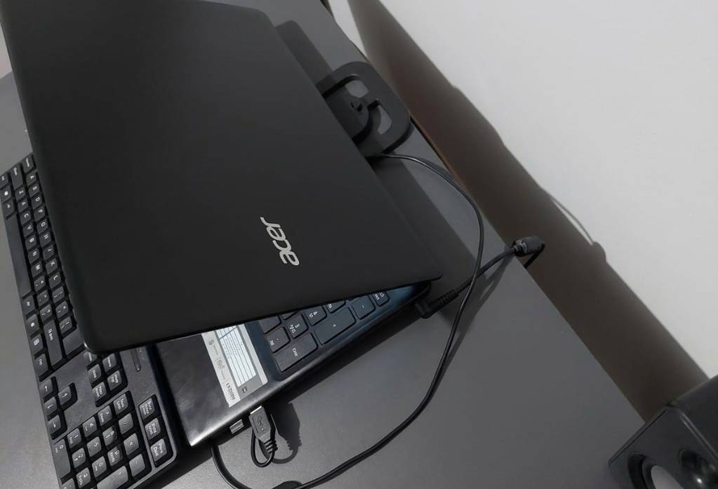 A picture of Acer aspire E1 572