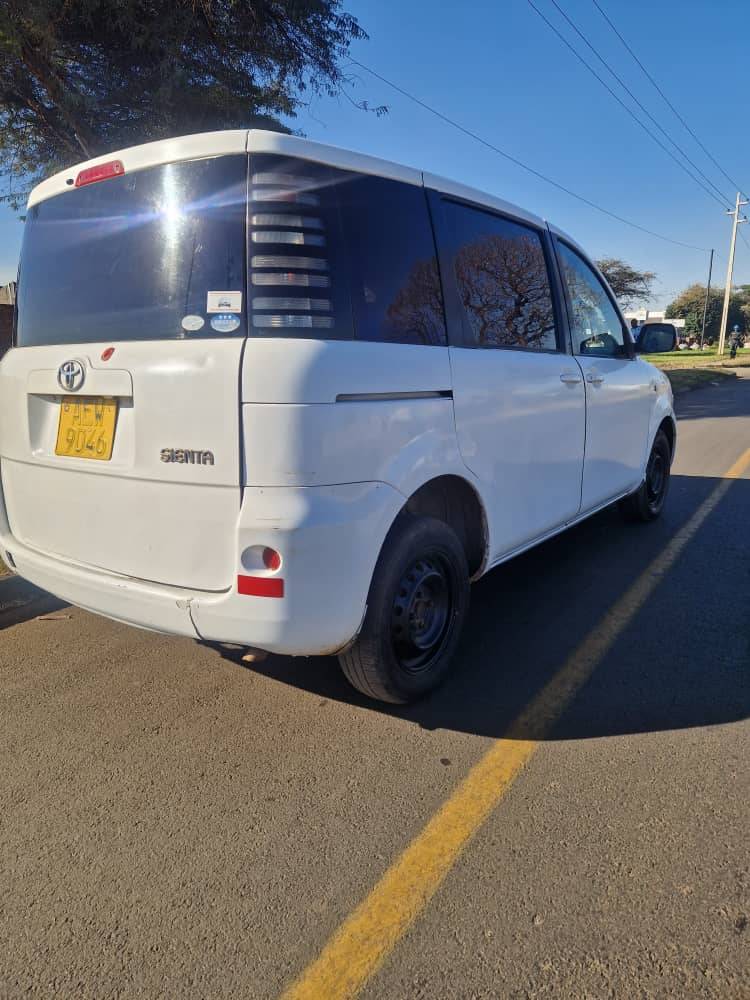 A picture of Toyota Sienta