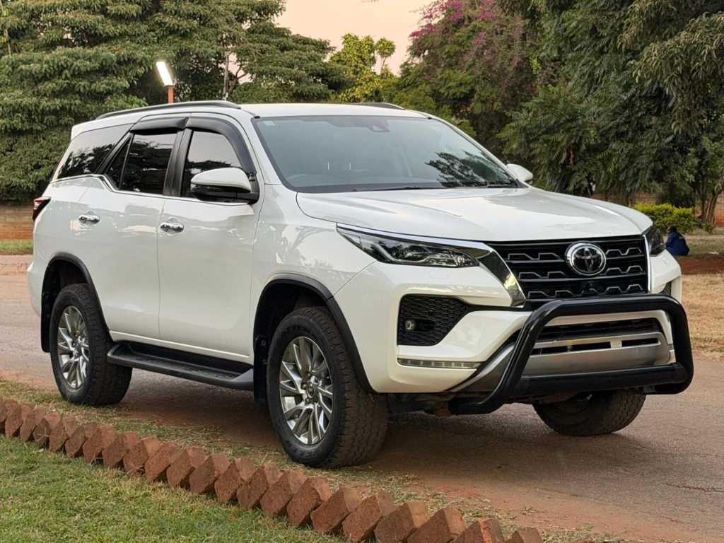 A picture of Toyota fortuner VX