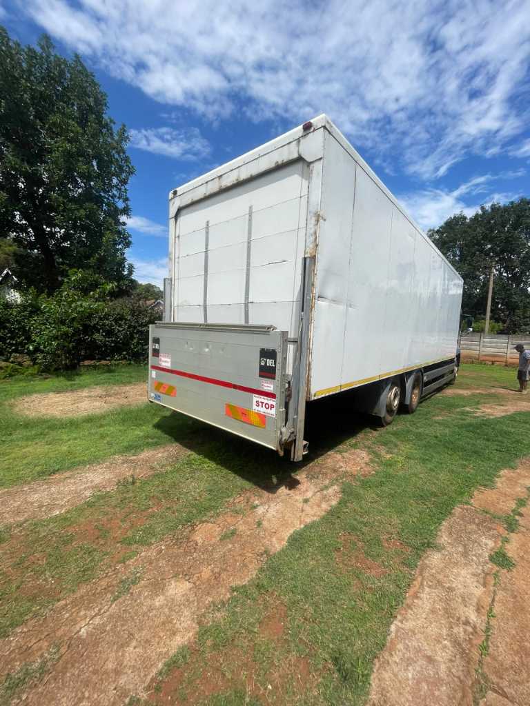 A picture of Man 18 tonne truck