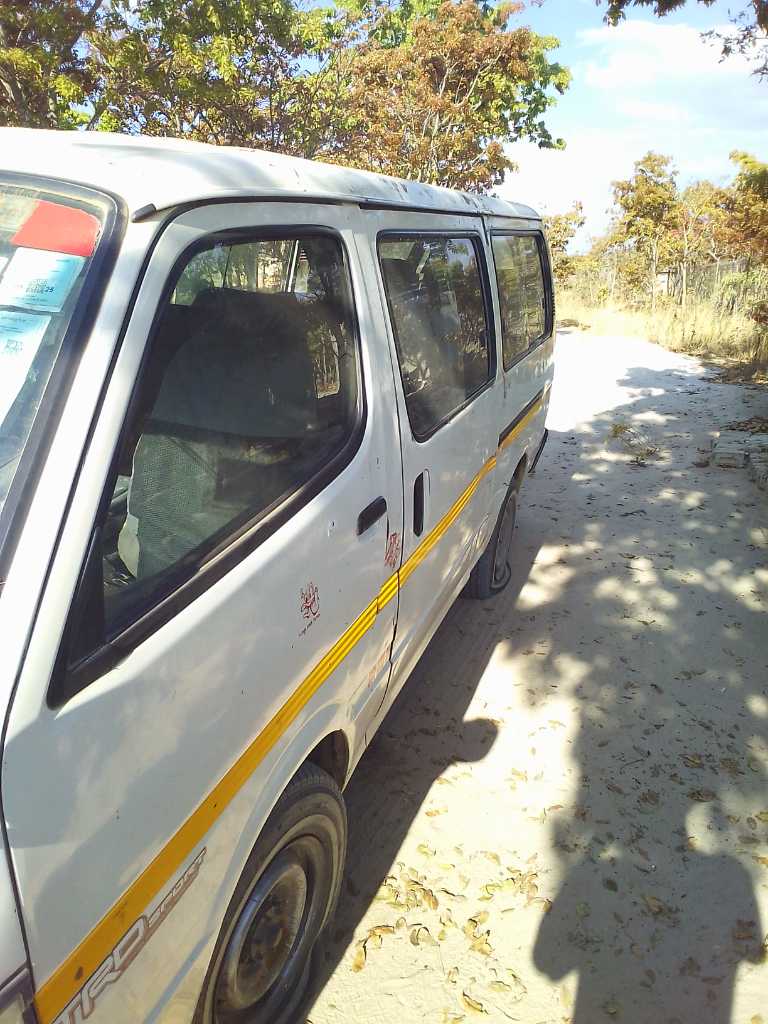 A picture of Hiace good as new all road paper available . Zinara