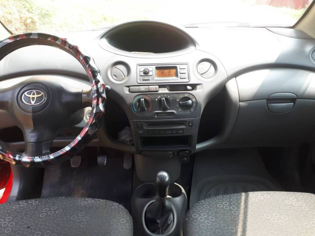A picture of TOYOTA YARIS 2003
