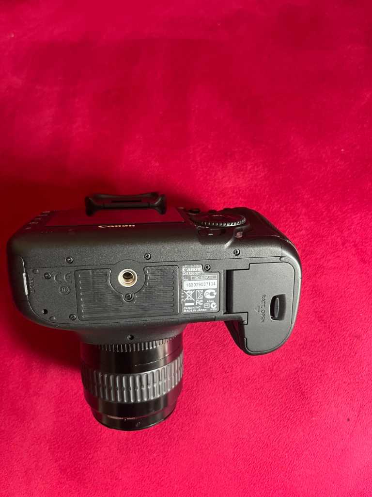 A picture of Canon EOS 5D Mark III with accessories 