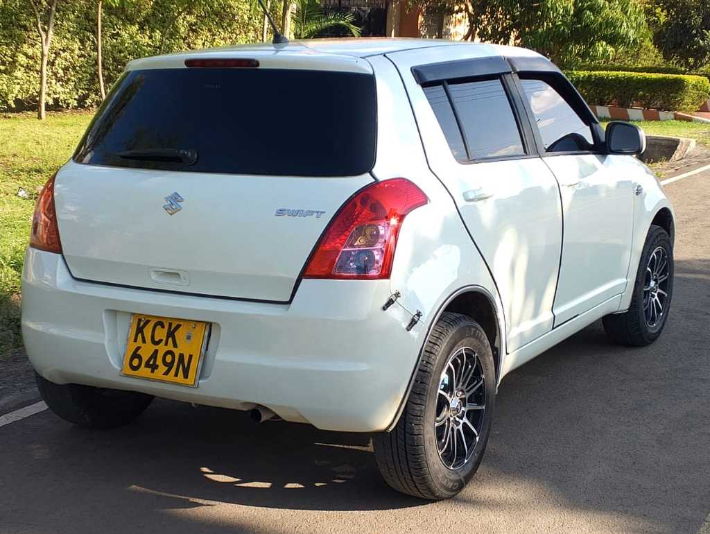 A picture of SUZUKI SWIFT YEAR 2010 FOR SALE