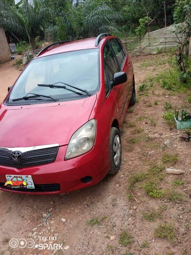 A picture of Toyota Corolla verso 07036384977