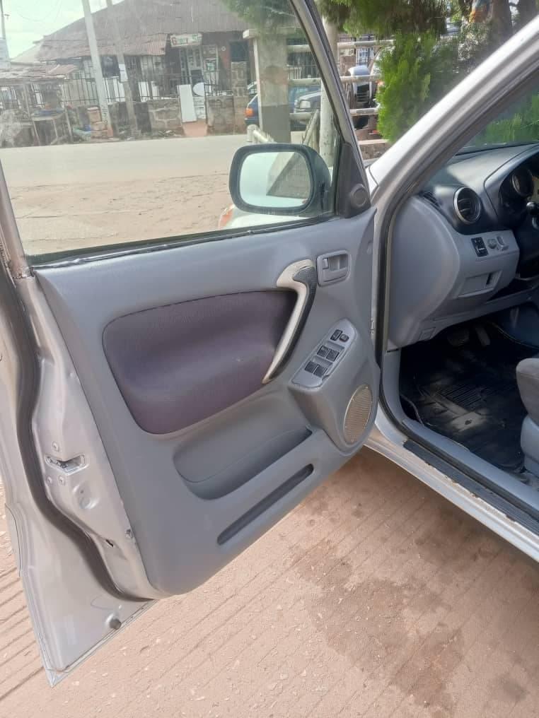 A picture of 2004 Toks Standard 2004 toyota rav4