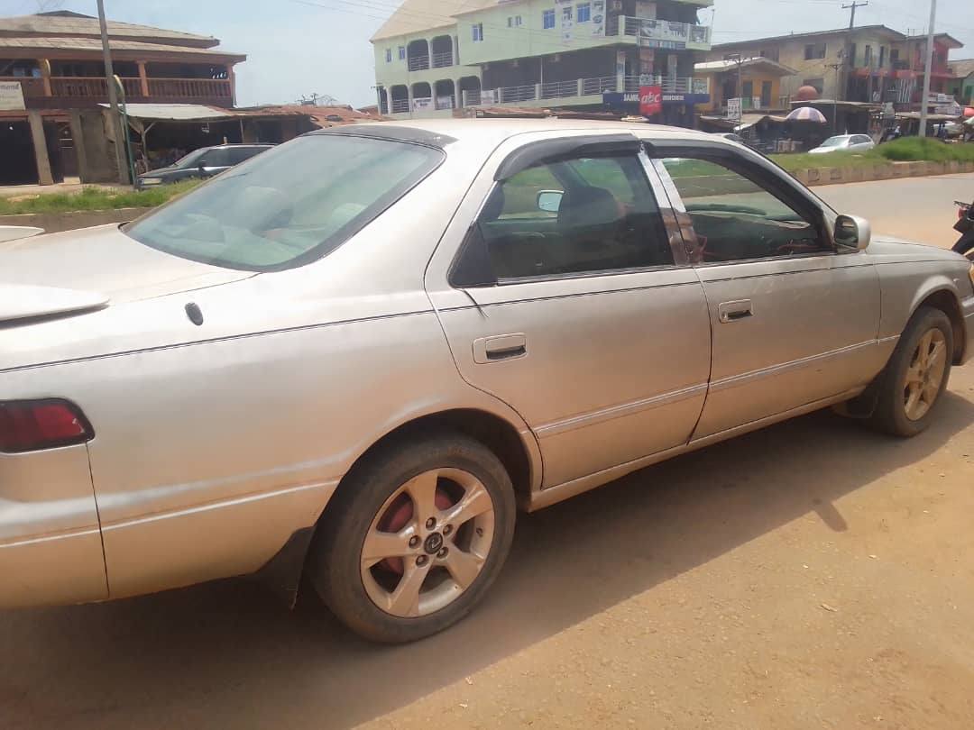 A picture of TOYOTA CAMRY 1999 GOLD