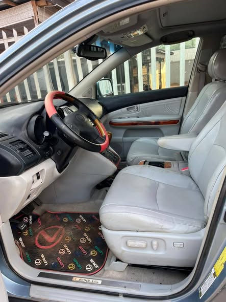 A picture of Belguim standard 2006 Lexus RX330 for sale everything is working