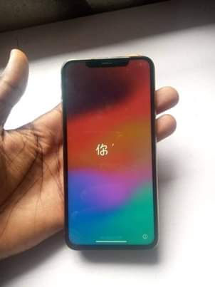 A picture of iPhone XS Max with iCloud locked
