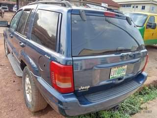 A picture of 2004 GRAND CHEROKEE JEEP V8 2004